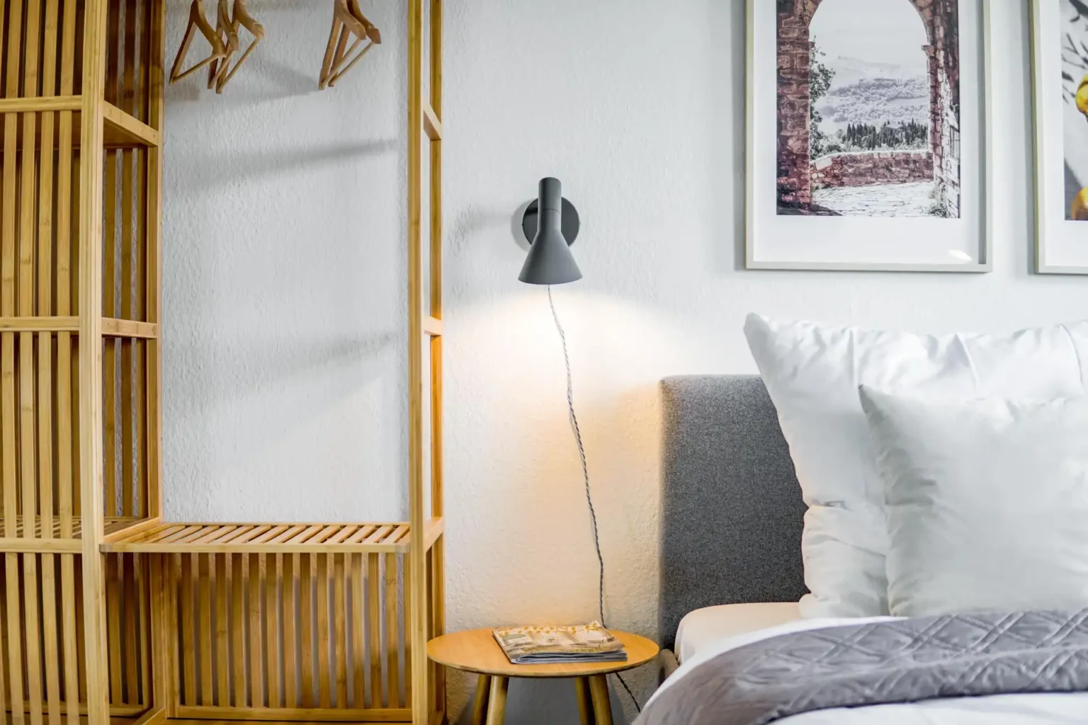 Entspannt auf dem Bett liegen und relaxen